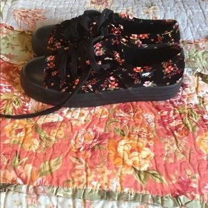 NWOT Women’s Sz 9.5 Rocket dog brand suede black & floral platform sneakers